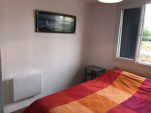 4 habitaciones, tabla de planchar con plancha, wifi y ropa de cama