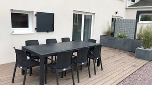 Terrasse extérieure avec mobilier de jardin