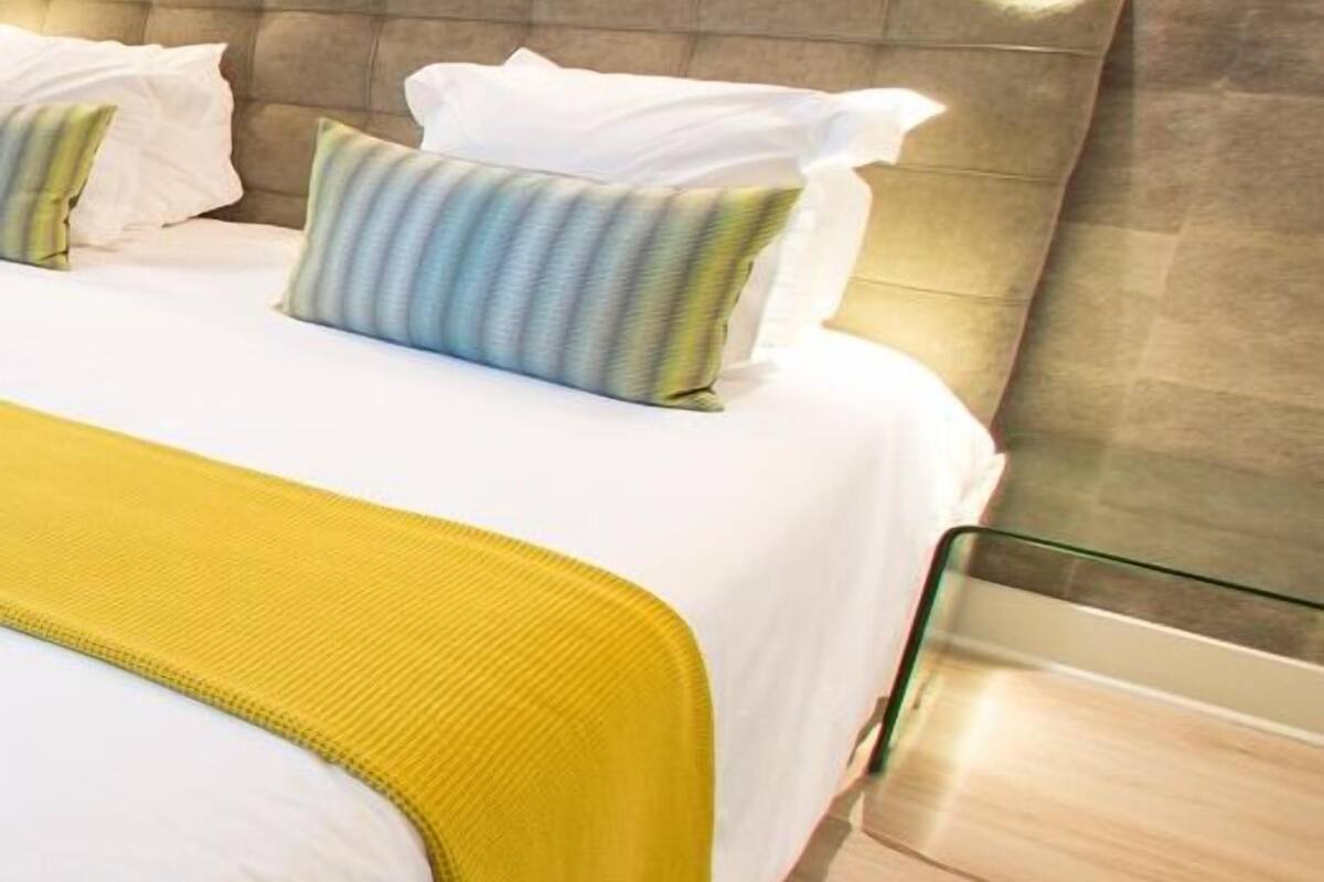 ห้องดับเบิล | เครื่องนอนระดับพรีเมียม, เตียงพร้อมฟูกเสริมที่นอน, ตู้นิรภัยในห้องพัก