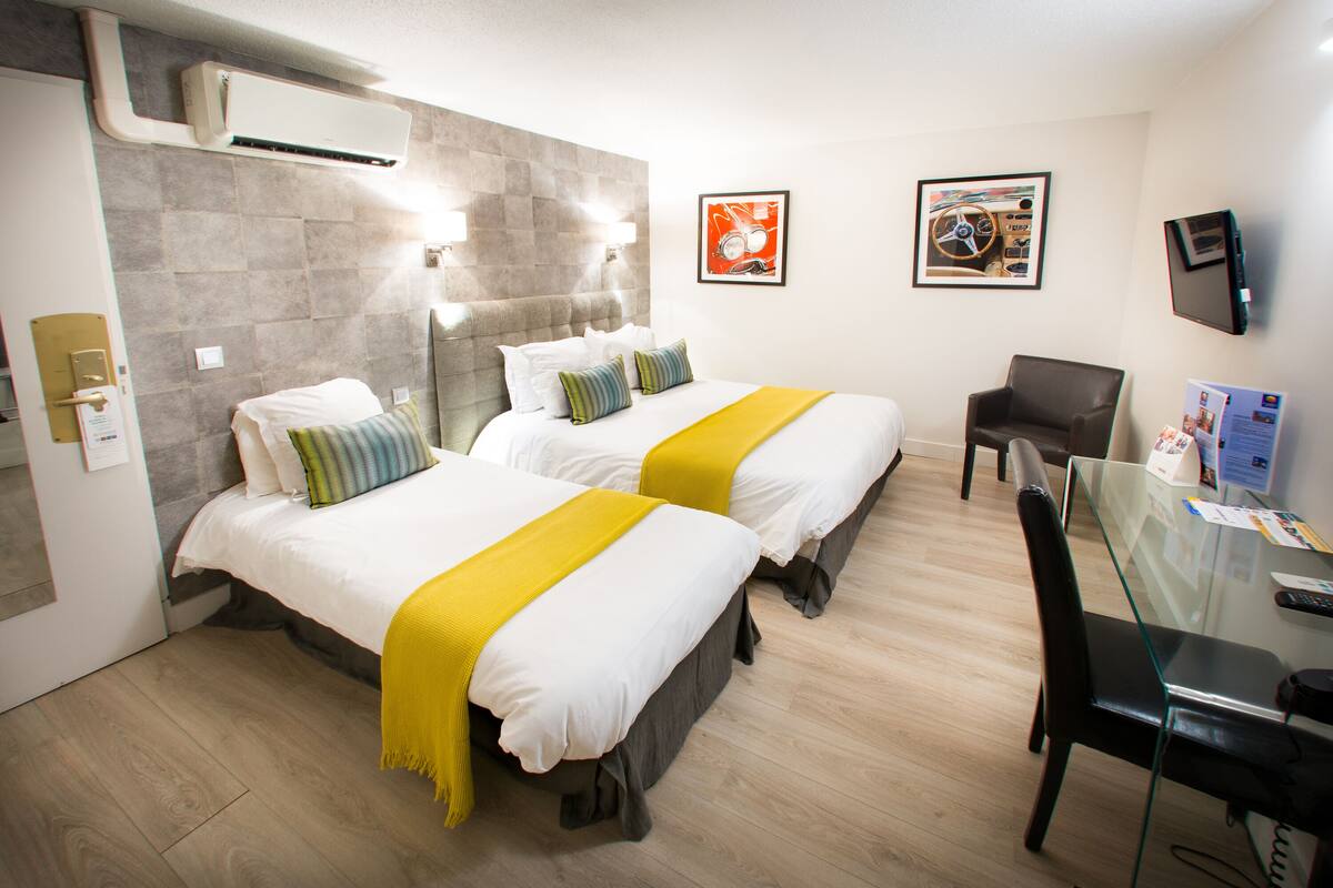 ห้องทริปเปิล | เครื่องนอนระดับพรีเมียม, เตียงพร้อมฟูกเสริมที่นอน, ตู้นิรภัยในห้องพัก