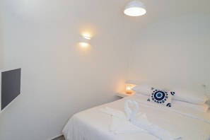 2 bedrooms, in-room safe, iron/ironing board, free WiFi