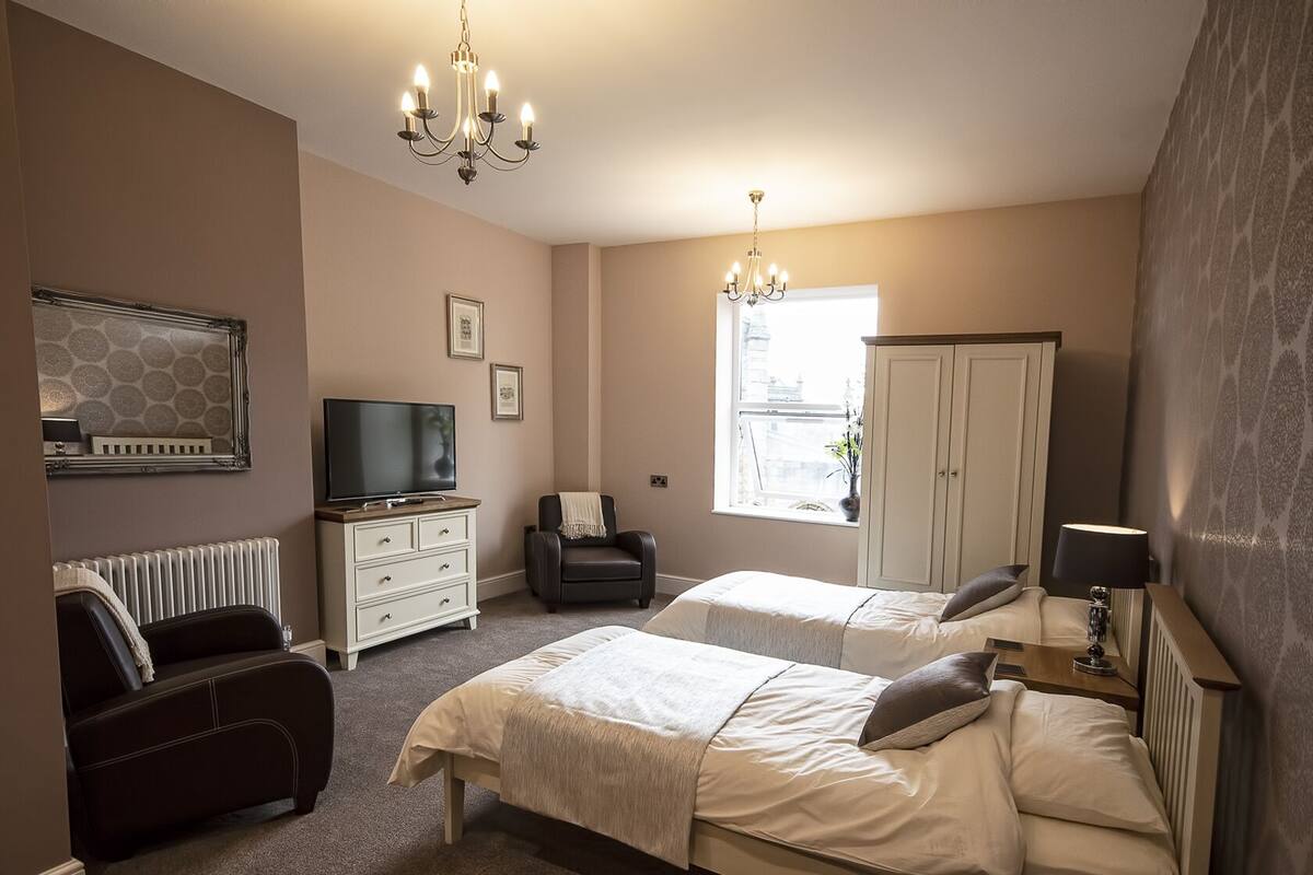 Habitación Deluxe con 2 camas individuales | Decoración individual, mobiliario individual, escritorio