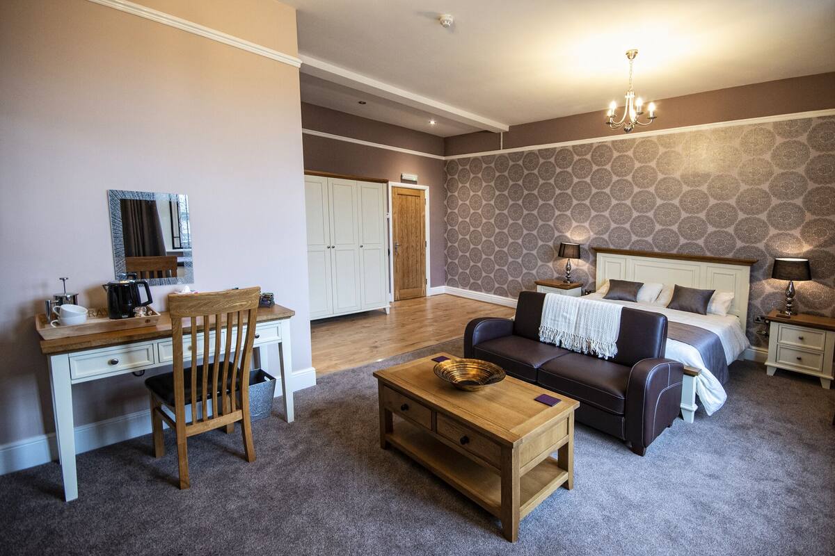 Habitación Deluxe doble, 1 cama de matrimonio grande | Decoración individual, mobiliario individual, escritorio