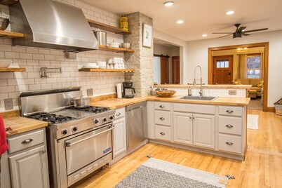 Entire House with a hot tub within a block to Frankenmuth's Main street.