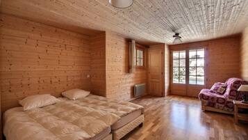 5 chambres, bureau, fer et planche Ă repasser, lit parapluie