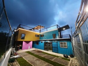 Fachada del alojamiento - Noche