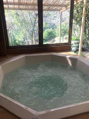 Bañera de hidromasaje cubierta