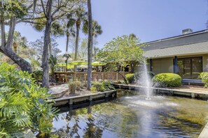 Property grounds - Oceanfront complex with pool & spa, only steps from beach & Coligny Plaza (Hilton Head Island)