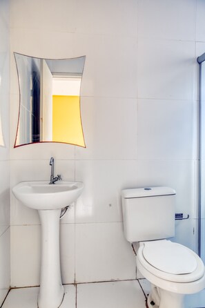 Shower, towels, soap - Hotel Malibu Candeias (Candeias)