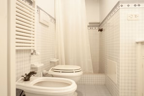 Comfort Double Room | Bathroom | Shower, rainfall showerhead, towels