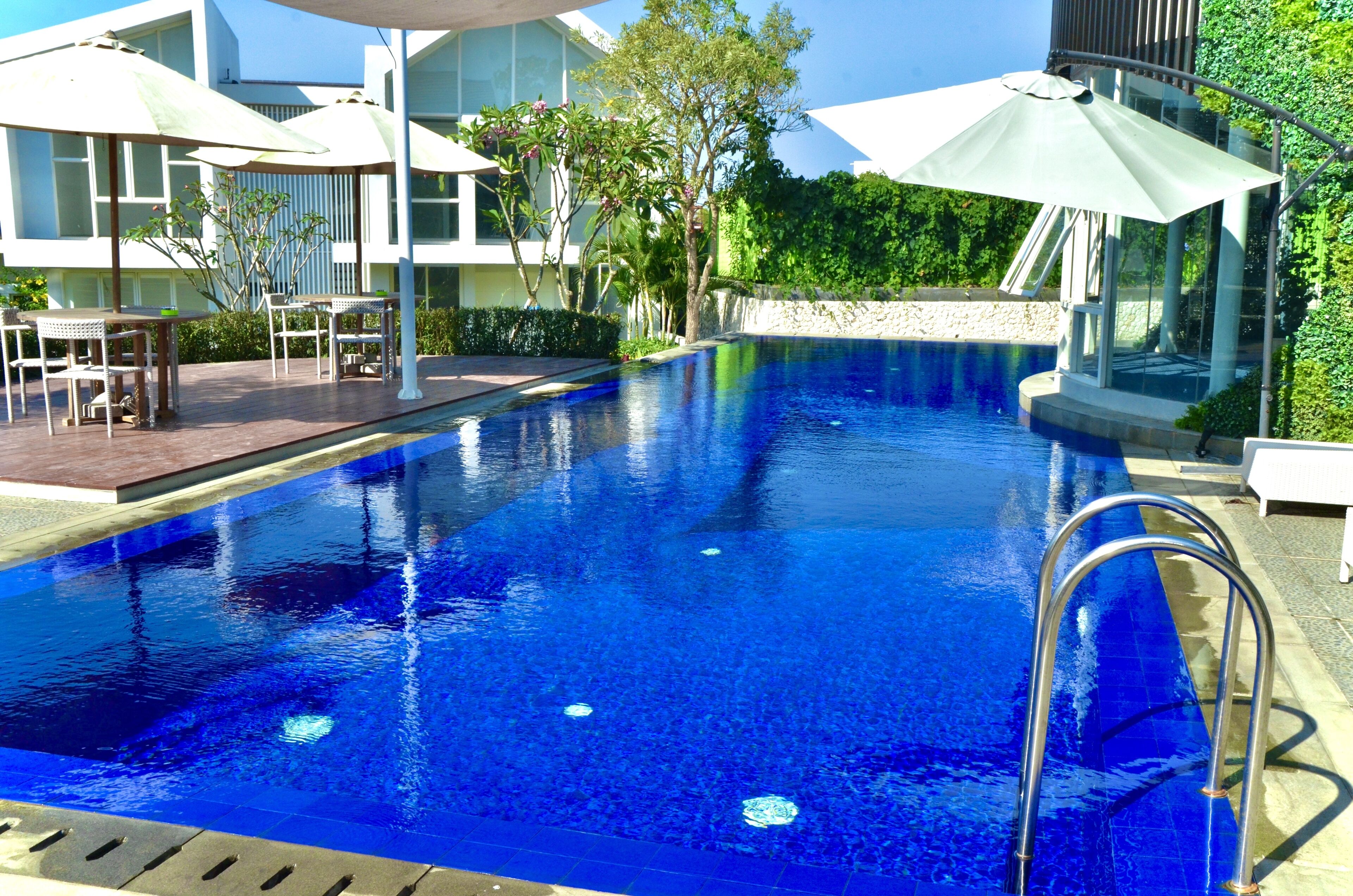 Una piscina al aire libre