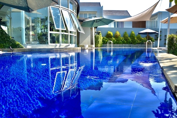 Una piscina al aire libre