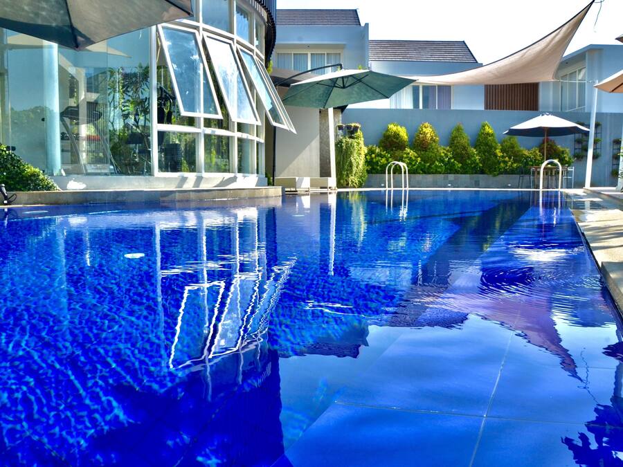 Una piscina al aire libre