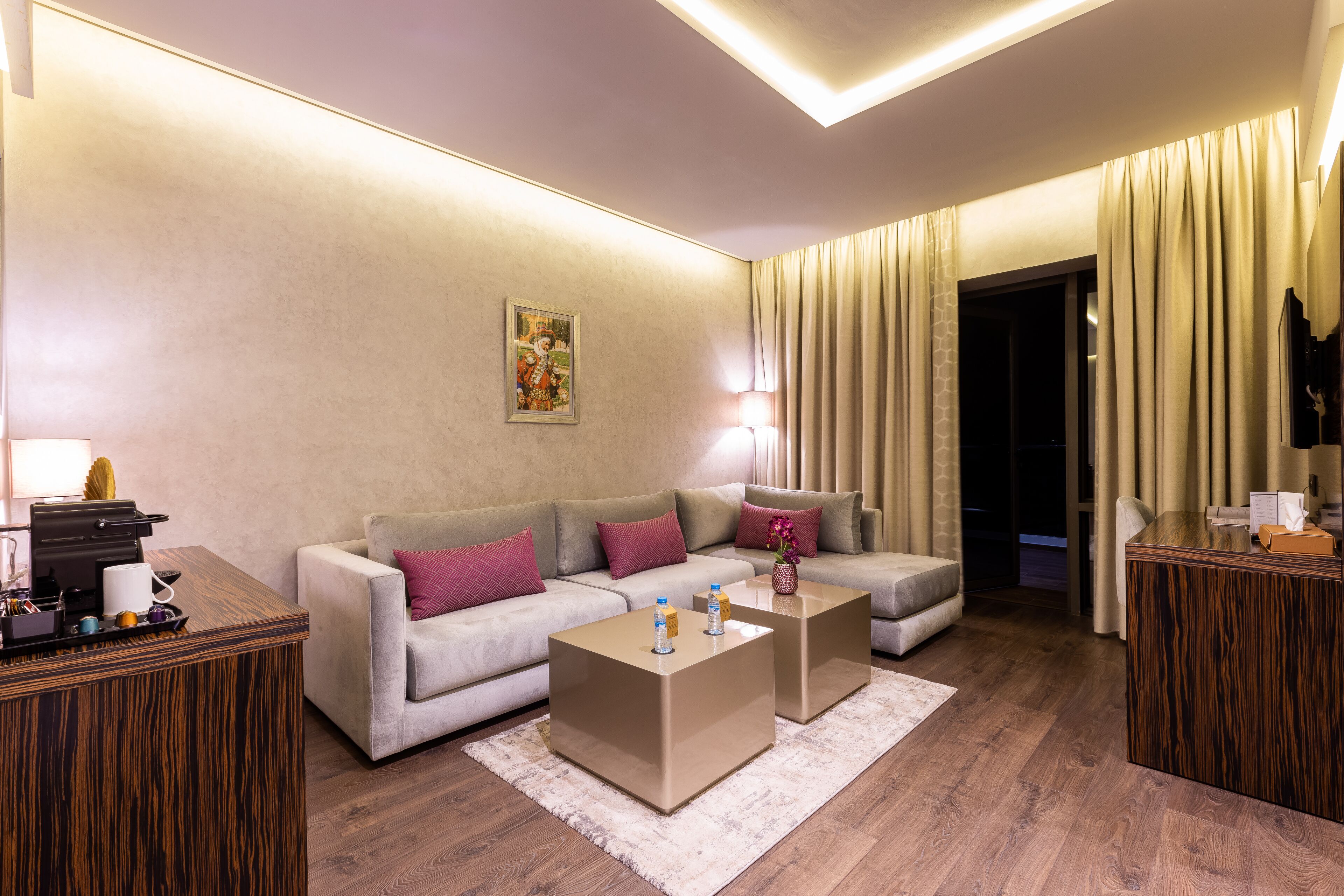 皇家套房 | 埃及棉床單、高級寢具、Select Comfort 床墊、迷你吧