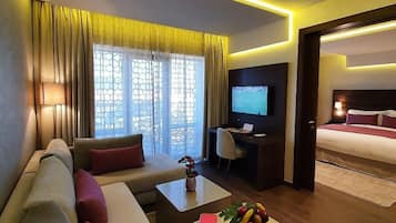 Suite Royal | Area soggiorno | TV a schermo piatto