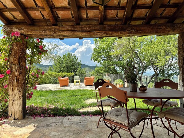 Outdoor dining - Sangiovese 1 bedroom stunning apartment from Fontanaro Property (Paciano)