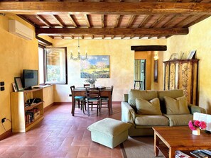 Smart TV, fireplace, table tennis, books - Sangiovese 1 bedroom stunning apartment from Fontanaro Property (Paciano)