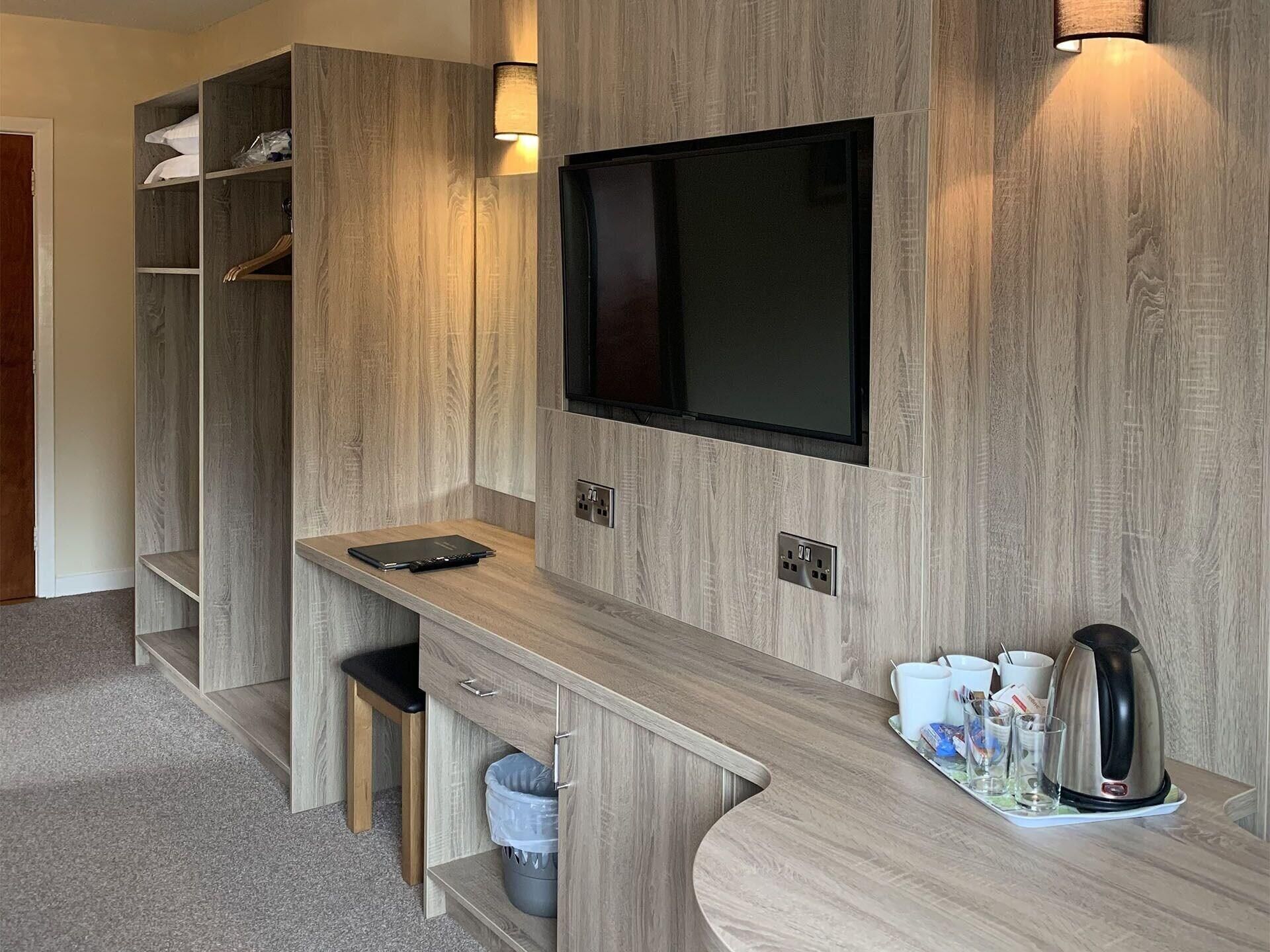 Twin Room | Individually decorated, individually furnished, desk, blackout curtains