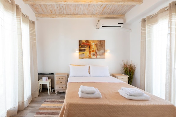 3 habitaciones, escritorio y tabla de planchar con plancha 