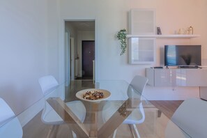 Departamento, 2 habitaciones | Área de sala de estar | Televisión y reproductor de DVD 