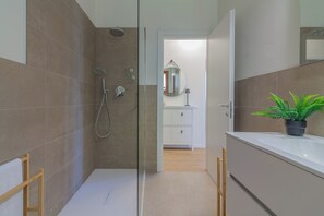 Departamento, 2 habitaciones | Baño | Regadera, regadera tipo lluvia, secadora de cabello, toallas 