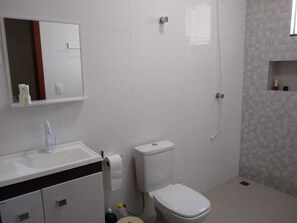 Chuveiro, toalhas de banho, sabonete, shampoo