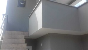 Ein mehrgeschossiges Gebäude mit einer Treppe, die zu einer oberen Etage führt.