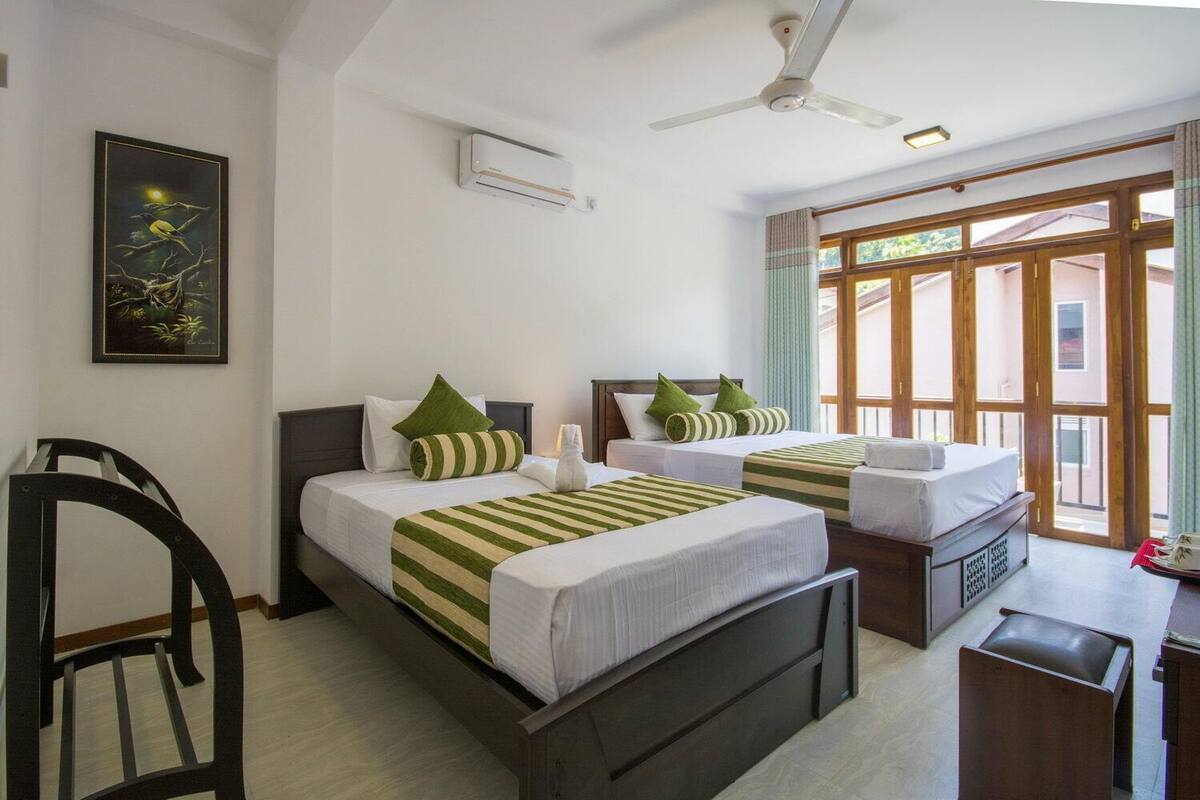 Deluxe Apartment | 5 bedrooms, soundproofing, iron/ironing board (on request), WiFi (free)