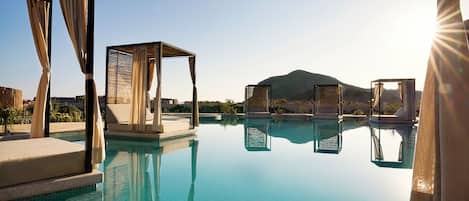 2 outdoor pools, pool loungers