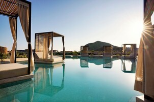 2 szabadtéri medence, napozóágyak