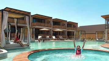 2 outdoor pools, pool loungers
