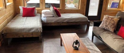 Smart TV, chimenea y futbolito