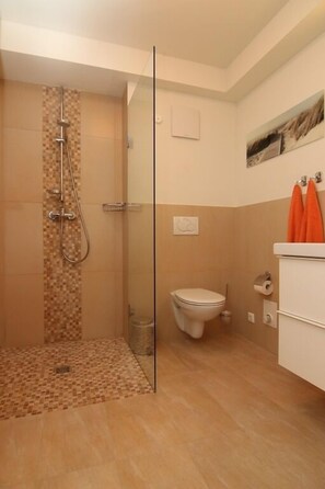 Comfort Apartment (Möve) | Bathroom | Shower, hair dryer, towels, toilet paper
