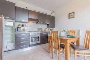 Appartement, 2 chambres | Restauration dans la chambre