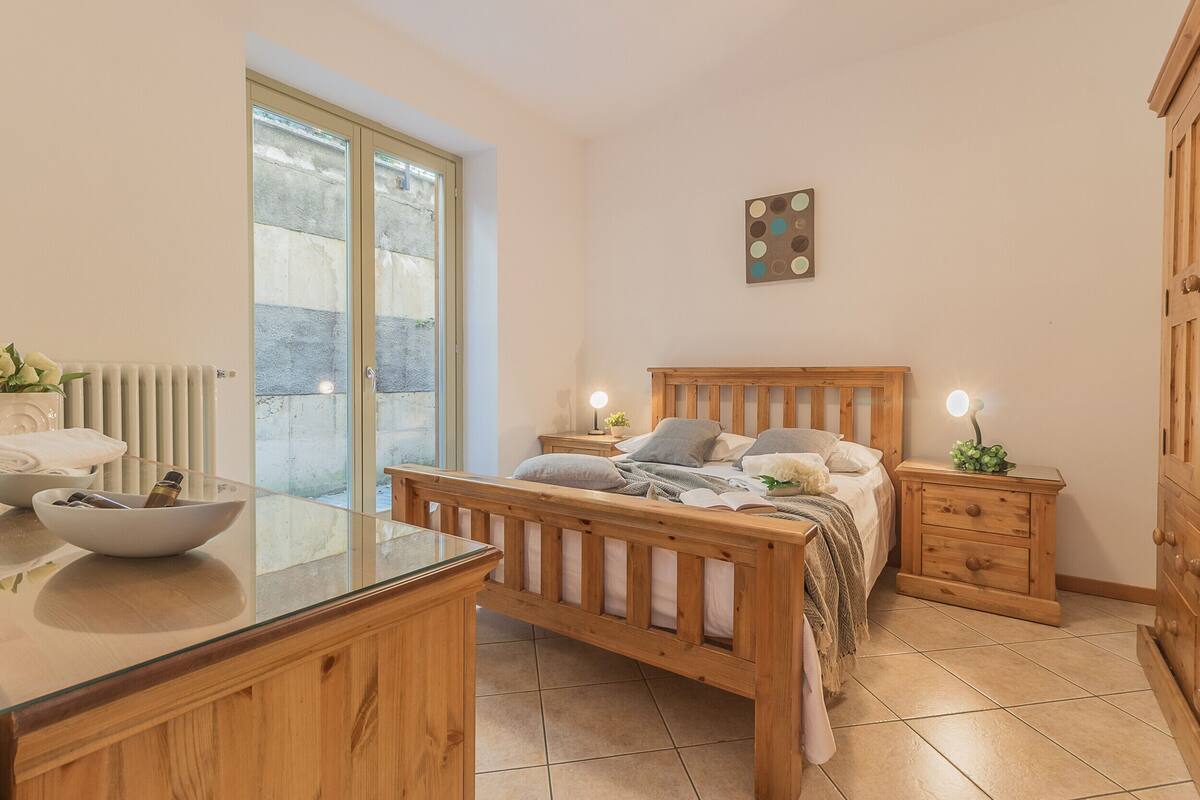 2 habitaciones, tabla de planchar con plancha, cunas y wifi gratis