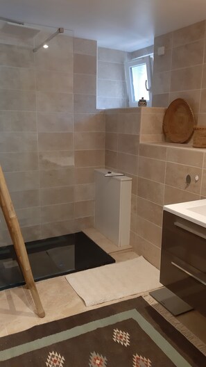Baignoire, sĂšche-cheveux, serviettes fournies