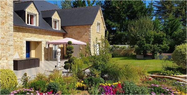 Front of property - Les Centauris (Pleguien)