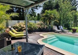 Seasonal outdoor pool, pool loungers - Les Centauris (Pleguien)