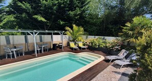 季節性室外游泳池，��提供日光浴躺椅