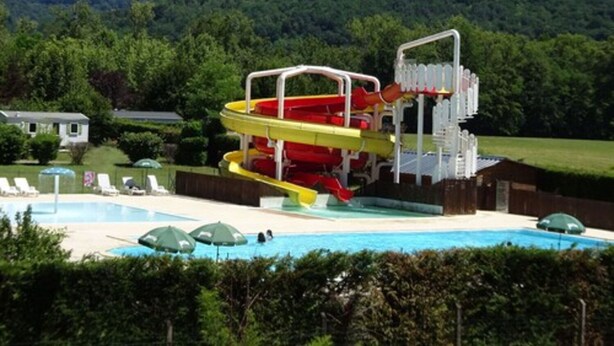 Una piscina al aire libre de temporada, una piscina climatizada