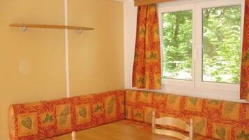 Stacaravan, 2 slaapkamers | Woonruimte | Flatscreentelevisie