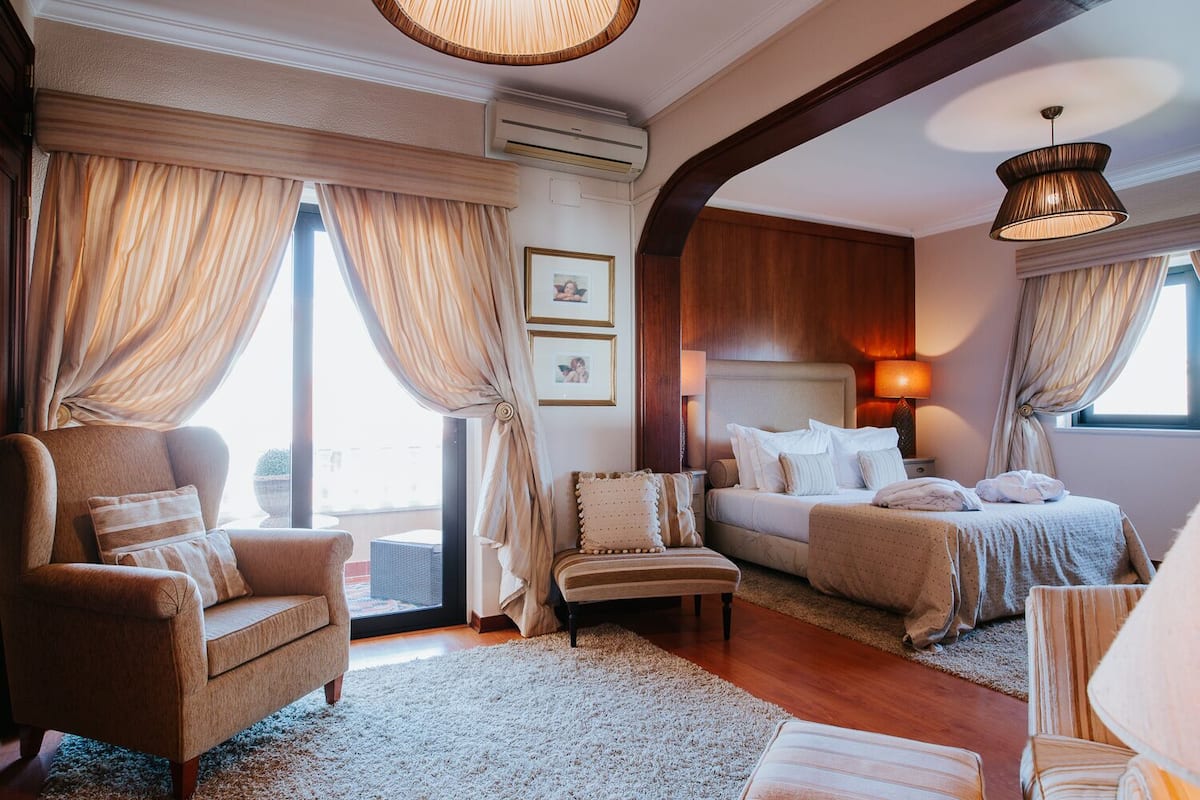 Deluxe suite | 1 slaapkamer, individueel gedecoreerd, een strijkplank/strijkijzer