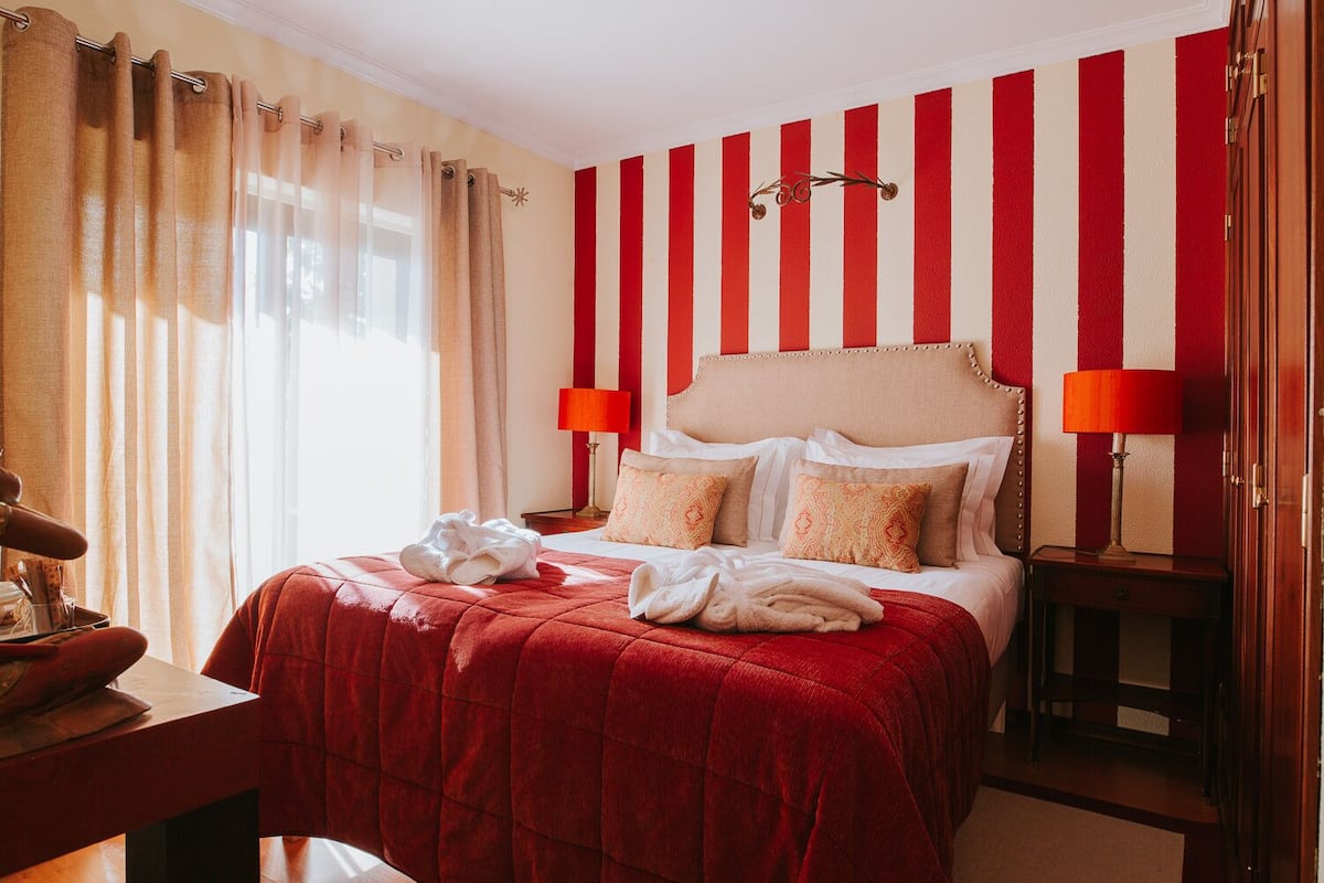 Deluxe kamer, 1 twee- of 2 eenpersoonsbedden, balkon | 1 slaapkamer, individueel gedecoreerd, een strijkplank/strijkijzer