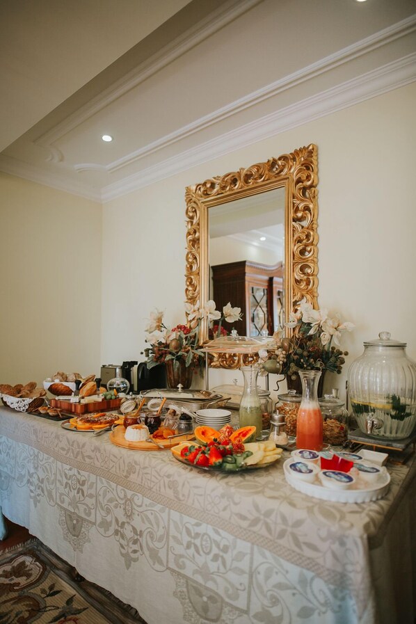 Daily buffet breakfast for a fee