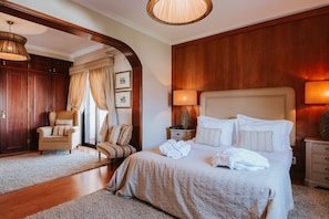 Deluxe Suite | Individually decorated, iron/ironing board, free cots/infant beds - Lawrence House - Deluxe - Cascais (Cascais)
