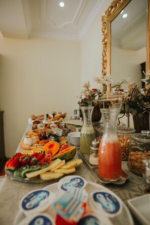 Daily buffet breakfast (EUR 10 per person) - Lawrence House - Deluxe - Cascais (Cascais)