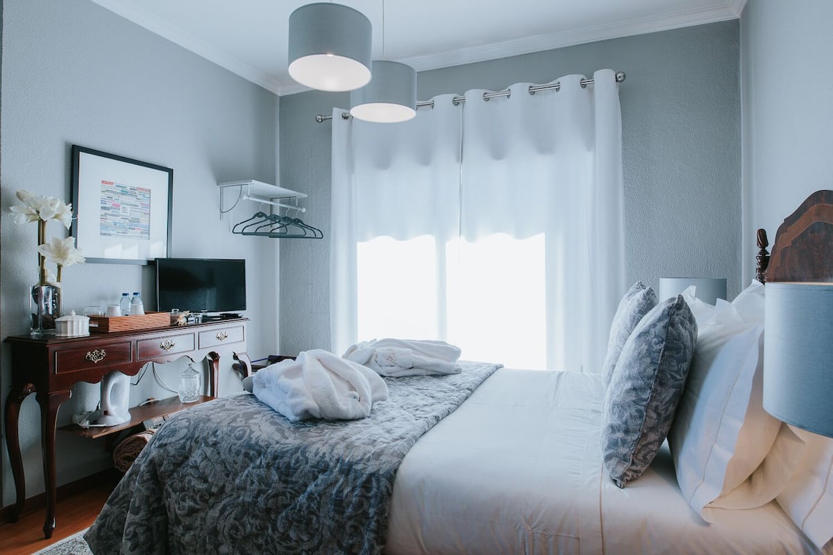 Deluxe tweepersoonskamer, balkon | 1 slaapkamer, individueel gedecoreerd, een strijkplank/strijkijzer