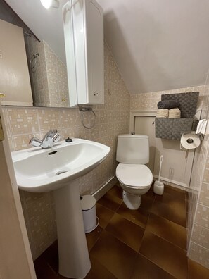 Douche, sèche-cheveux, serviettes fournies, savon