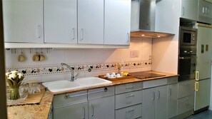 Een koelkast, een magnetron, een oven, een kookplaat