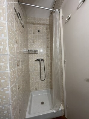 Dusche, Haartrockner, HandtĂŒcher, Seife